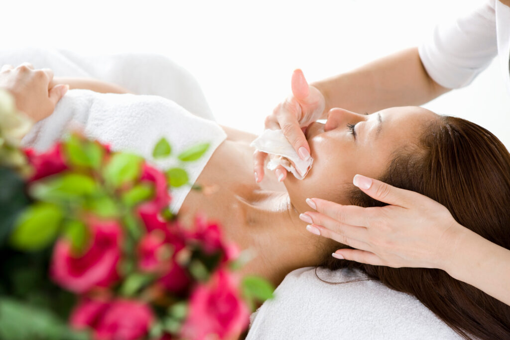 女性がエステを受けている